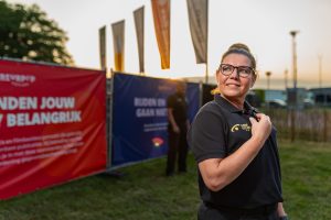 Beveiliger spreekt in oortje op evenement