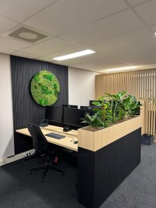 Kantooromgeving met bureau met computerschermen