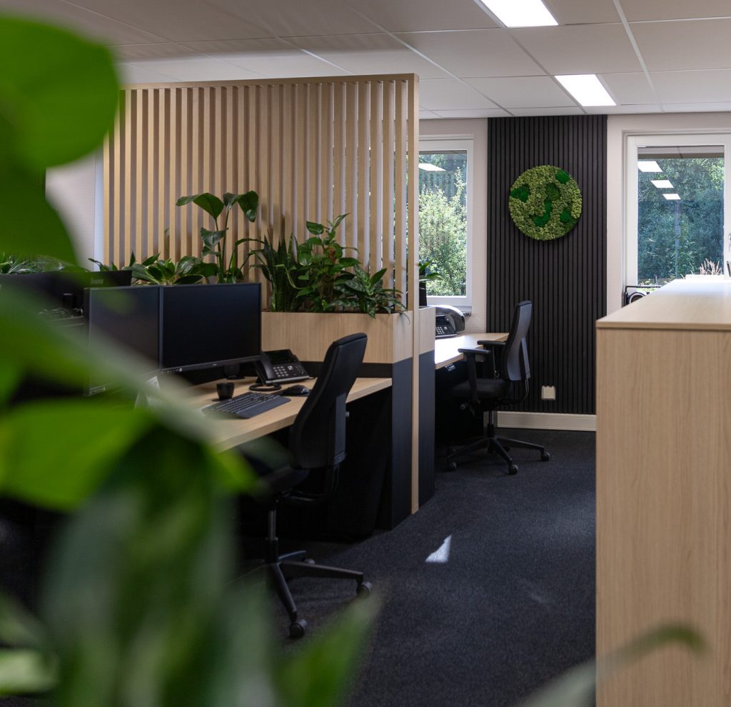 Modern kantoorinterieur met houten details, bureaus en veel groene planten